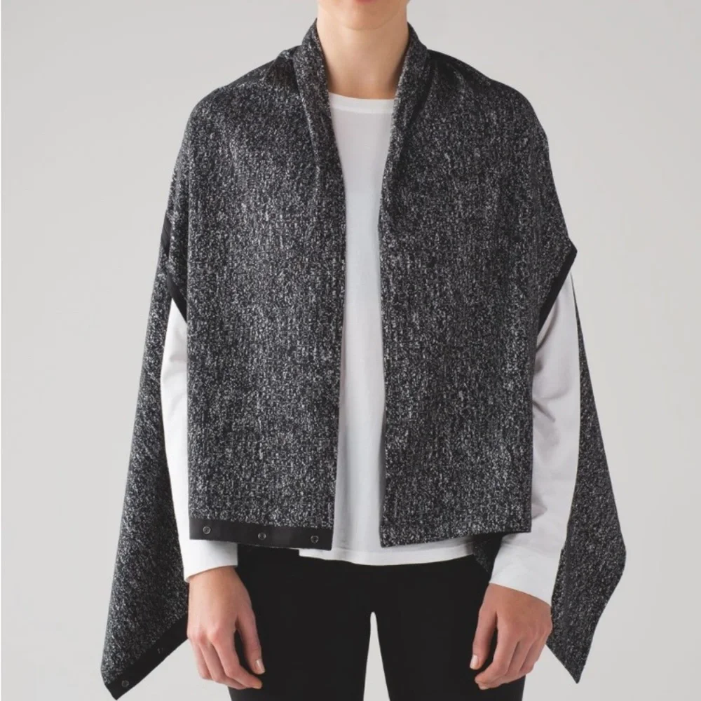 Lululemon Vinyasa Wrap Running‎ Luon Suited Jacquard White Black Sweater Cape
